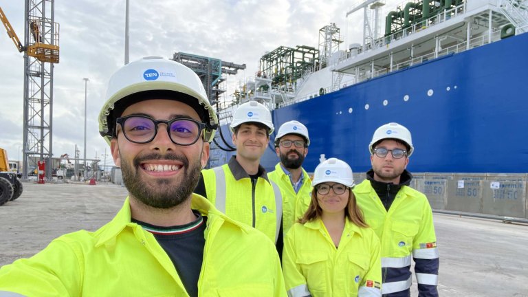 Image décorative montrant des collaborateurs de Technip Energies pour la section "Prêt à devenir acteur de la transition énergétique ?"
