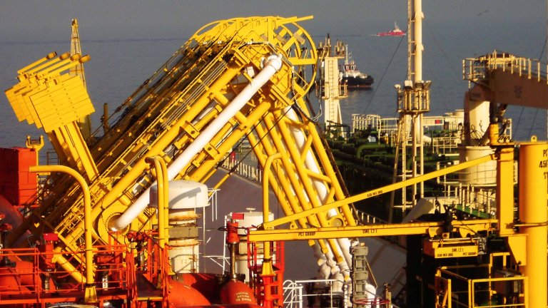 Series of DynaConnect loading arms that transfer energy between two boats