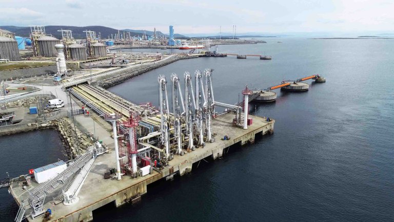  5 ChemConnect loading arms on a jetty