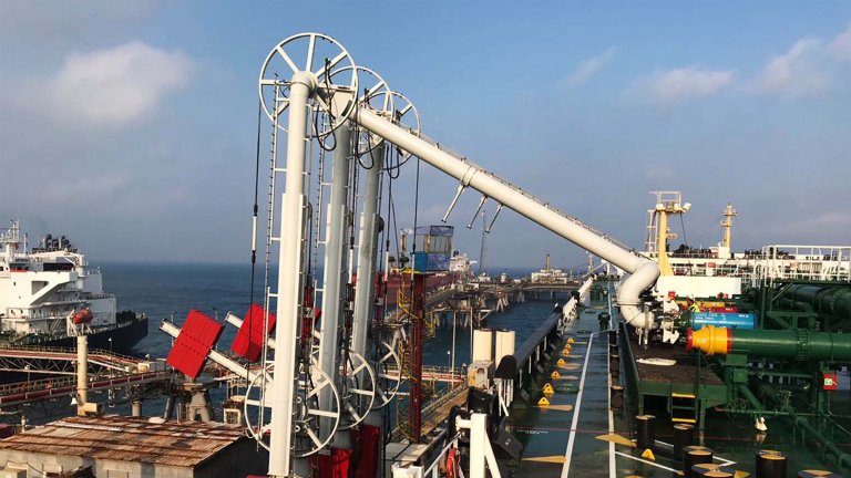 3 H₂Connect loading arms connected to a boat