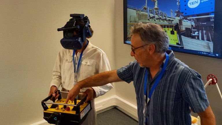 Les clients se forment dans le centre de formation (réalité virtuelle).