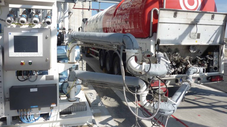 Un camion charge des énergies avec des bras de chargement