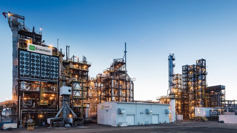 Usine produisant du carburant d'aviation durable (SAF)