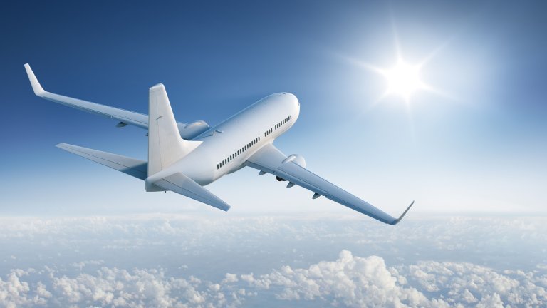 Un avion volant au-dessus des nuages dans un ciel bleu