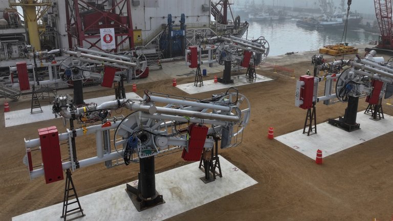 Vue aérienne de plusieurs bras robotiques industriels disposés sur un chantier