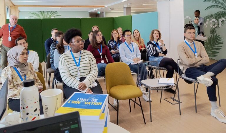 Un groupe d'employés de Technip Energies écoutent une conférence durant le Technology Day