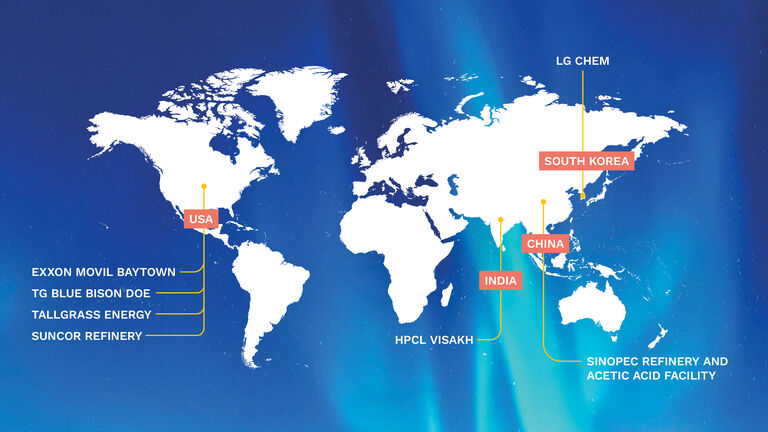 Carte du monde mettant en valeur les localisations des raffineries et des usines chimiques majeures aux États-Unis, en Russie, Corée du Sud, Chine, et Inde