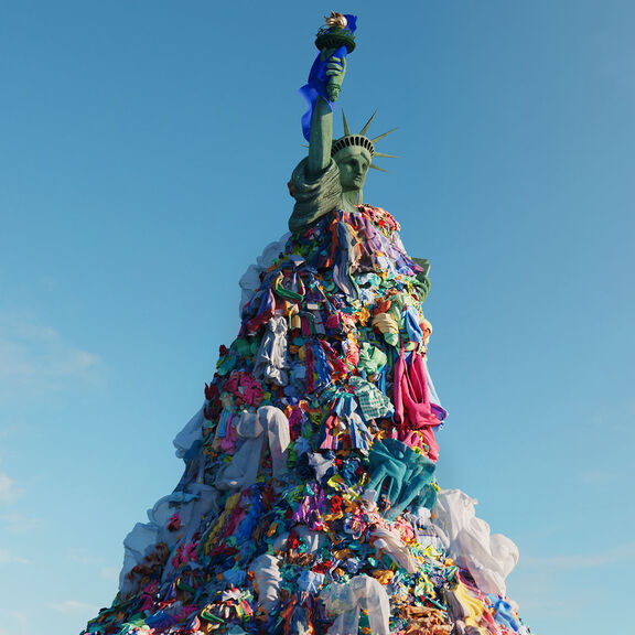 Image de réalité augmentée montrant la Statue de la Liberté recouverte d'une pile de vêtements