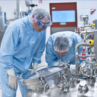 Deux personnes travaillant dans une unité pharmaceutique réalisée par Technip Energies