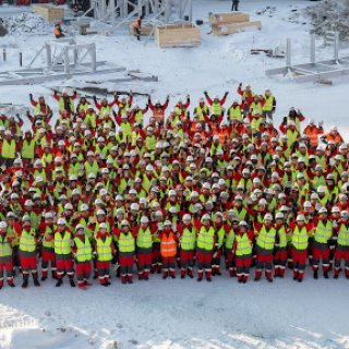 Photo de groupe de l'équipe Yamal en tenue de sécurité, célébrant à l'extérieur dans un environnement enneigé