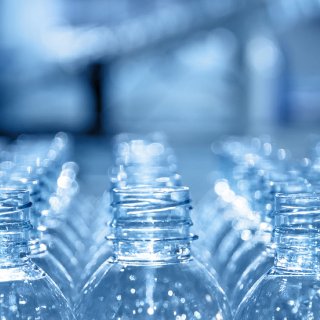 Photos de bouteilles en plastique rangées en lignes, illustrant les solutions circulaires