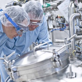 Image montrant deux personnes travaillant dans une unité pharmaceutique réalisée par Technip Energies