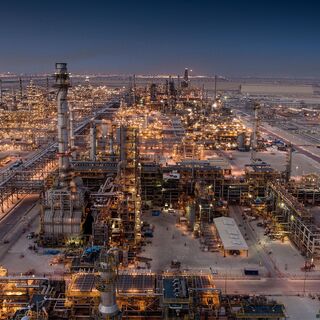 Photo de nuit de la raffinerie d'Al-Jubayl, en Arabie saoudite