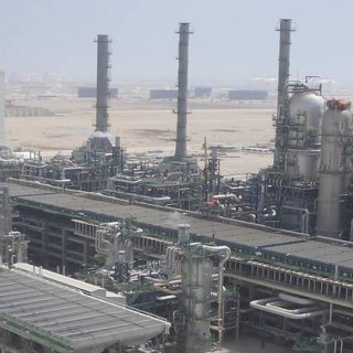 Installation industrielle avec de grandes structures, située dans un paysage désertique
