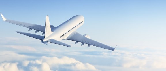 Un avion volant au-dessus des nuages dans un ciel bleu