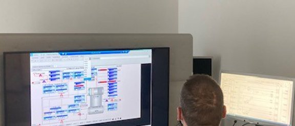 Image décorative pour l'actualité sur le tout premier test d’acceptation en usine (FAT) à distance pour le contrôle des processus de la raffinerie et les systèmes instrumentés de sécurité (PCS)