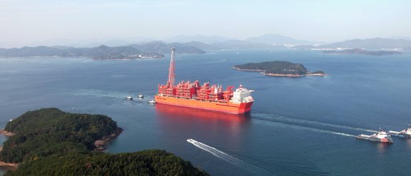 Photo du départ du navire de l'installation Coral Sul FLNG