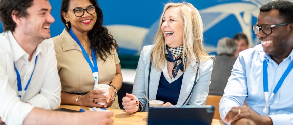 Des employés de Technip Energies souriant et riant ensemble