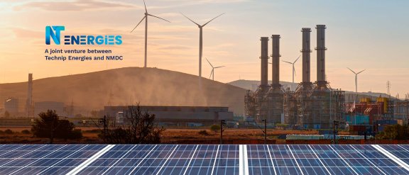 Le logo de NT Energies, placé à côté de panneaux solaires, éoliennes, et autres solutions de décarbonation