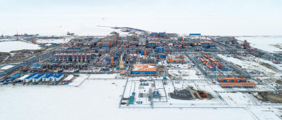 Vue aérienne du complexe industriel Yamal et ses diverses installations et équipements, entouré de neige