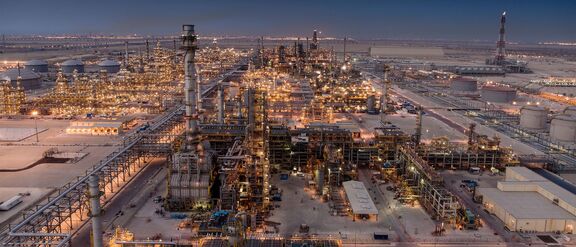 Photo de nuit de la raffinerie d'Al-Jubayl, en Arabie saoudite