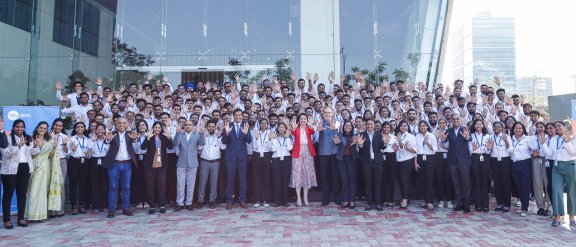 Une photo de groupe d'employés de Technip Energies pour célébrer les nouveaux bureaux et centres de recherche en Inde