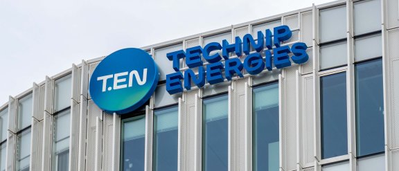Photo du logo de Technip Energies situé au sommet de l'un de nos bâtiments