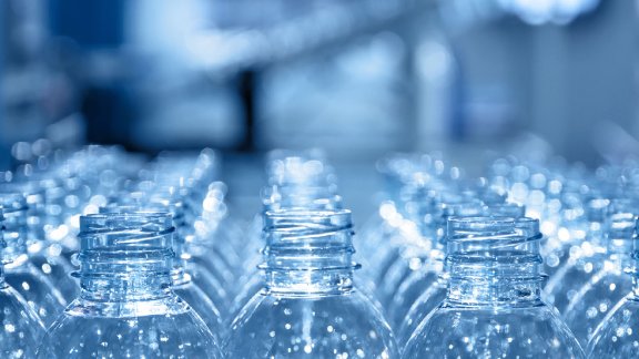 Photos de bouteilles en plastique rangées en lignes, illustrant les solutions circulaires