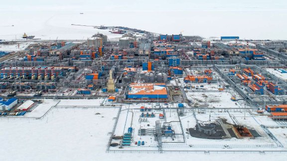 Vue aérienne du complexe industriel Yamal et ses diverses installations et équipements, entouré de neige