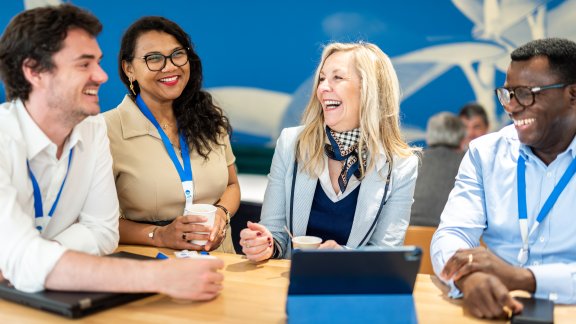 Des employés de Technip Energies souriant et riant ensemble