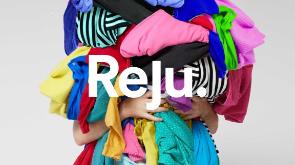 Image montrant une personne portant une pile d'habits de toutes les couleurs avec Reju écrit en premier plan