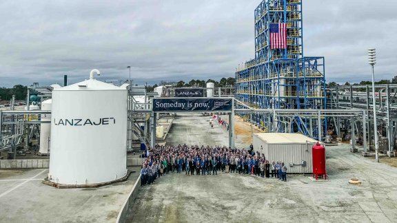 Image of people standing in front of Lanzajet's industrial plant site