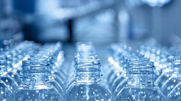 Image pour la page Circularité montrant des bouteilles en plastique recyclées