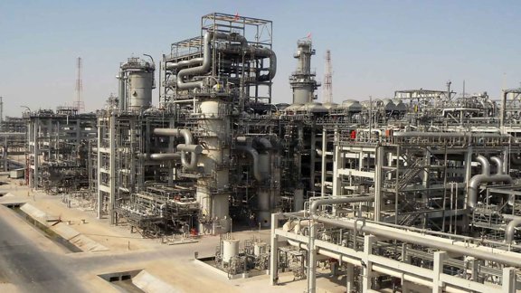 Image pour la page de présentation de Gaz Naturel montrant une usine de production de GNL