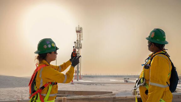 Equipe de 2 collaborateurs travaillant sur le site de construction du projet NFE