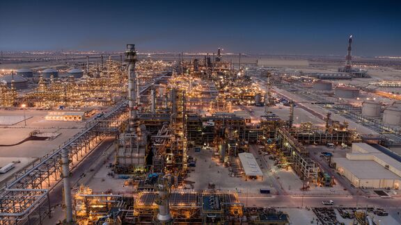 Photo de nuit de la raffinerie d'Al-Jubayl, en Arabie saoudite